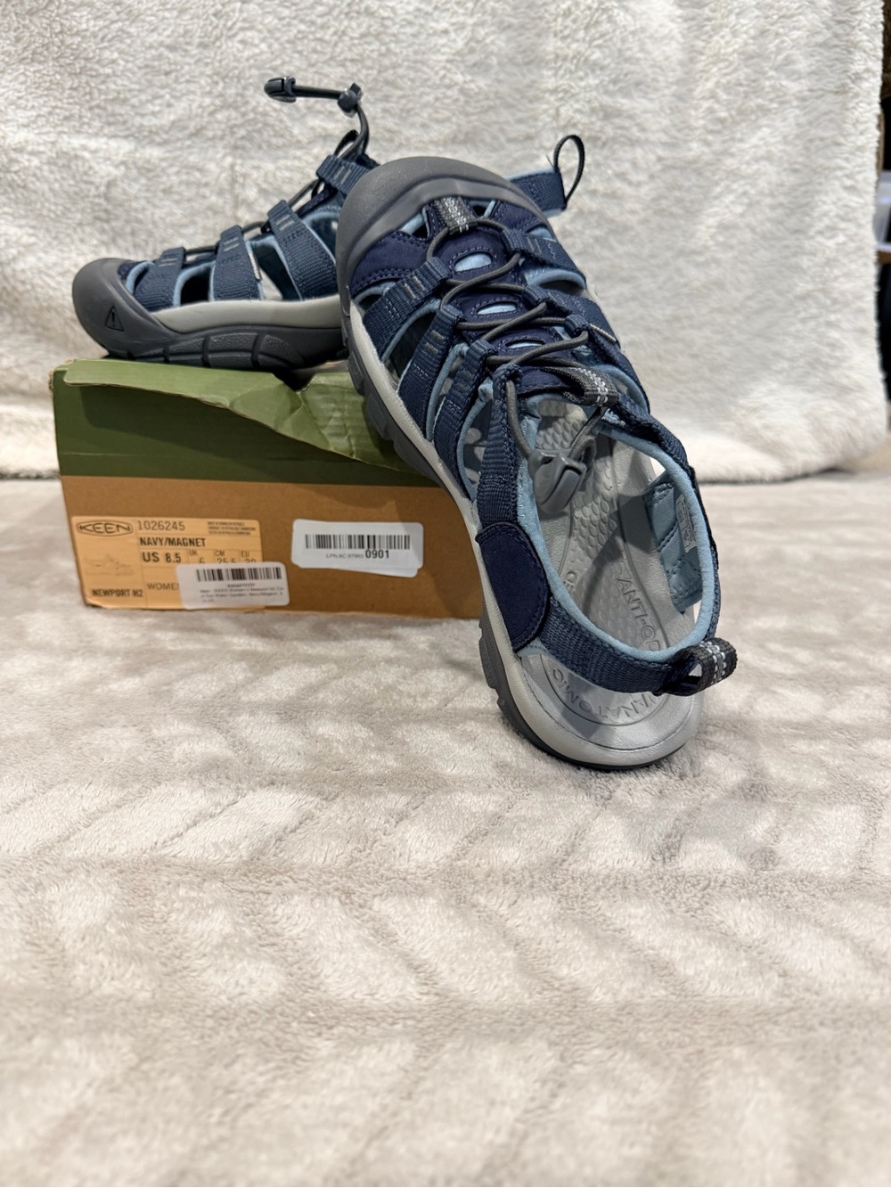 Keen Newport H2 Navy Magnet Hiking Casual Gorpcore Water Sandals Size 8.5 in Box